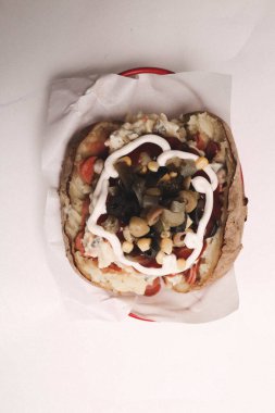 Peynir, sosis, zeytin, biber ve Mısır ile pişmiş kumpir patates dolması