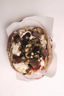 Peynir, sosis, zeytin, biber ve Mısır ile pişmiş kumpir patates dolması