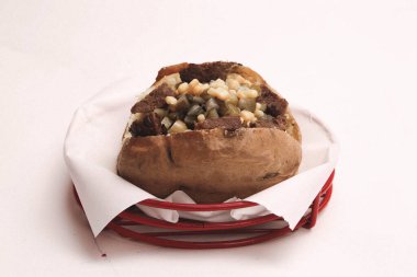 Peynir, sosis, zeytin, biber ve Mısır ile pişmiş kumpir patates dolması