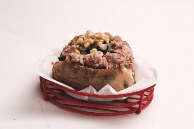 Peynir, sosis, zeytin, biber ve Mısır ile pişmiş kumpir patates dolması