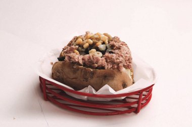 Peynir, sosis, zeytin, biber ve Mısır ile pişmiş kumpir patates dolması