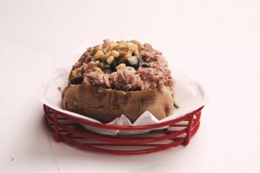 Peynir, sosis, zeytin, biber ve Mısır ile pişmiş kumpir patates dolması