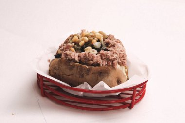 Peynir, sosis, zeytin, biber ve Mısır ile pişmiş kumpir patates dolması