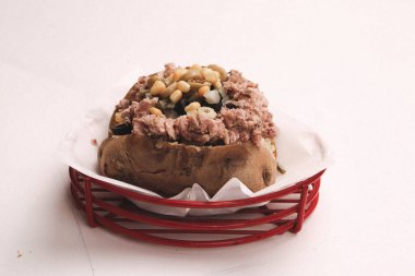 Peynir, sosis, zeytin, biber ve Mısır ile pişmiş kumpir patates dolması