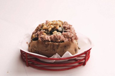 Peynir, sosis, zeytin, biber ve Mısır ile pişmiş kumpir patates dolması