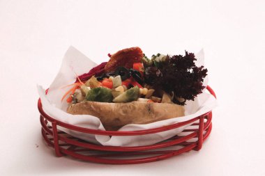 Peynir, sosis, zeytin, biber ve Mısır ile pişmiş kumpir patates dolması