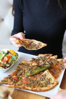 Geleneksel Türkçe fırında pide. Türk pizzası, Orta Doğu aperatifleri. Türk mutfağı. Et ile doldurulmuş çam