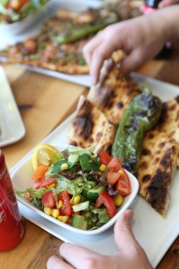 Geleneksel Türkçe fırında pide. Türk pizzası, Orta Doğu aperatifleri. Türk mutfağı. Et ile doldurulmuş çam