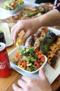 Geleneksel Türkçe fırında pide. Türk pizzası, Orta Doğu aperatifleri. Türk mutfağı. Et ile doldurulmuş çam