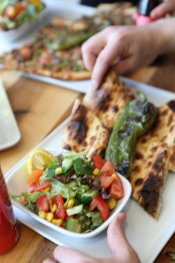 Geleneksel Türkçe fırında pide. Türk pizzası, Orta Doğu aperatifleri. Türk mutfağı. Et ile doldurulmuş çam