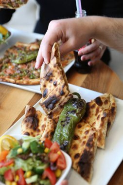 Geleneksel Türkçe fırında pide. Türk pizzası, Orta Doğu aperatifleri. Türk mutfağı. Et ile doldurulmuş çam