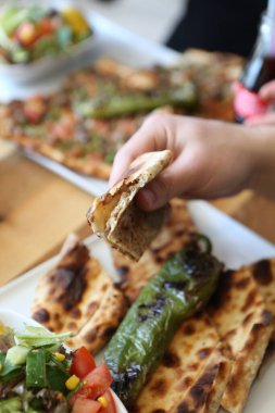 Geleneksel Türkçe fırında pide. Türk pizzası, Orta Doğu aperatifleri. Türk mutfağı. Et ile doldurulmuş çam