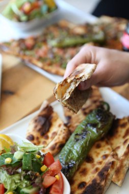 Geleneksel Türkçe fırında pide. Türk pizzası, Orta Doğu aperatifleri. Türk mutfağı. Et ile doldurulmuş çam
