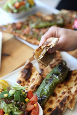 Geleneksel Türkçe fırında pide. Türk pizzası, Orta Doğu aperatifleri. Türk mutfağı. Et ile doldurulmuş çam