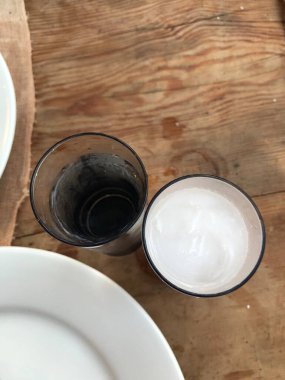 Özel Alkollü İçkili Rakılı Türk ve Yunan Geleneksel Yemek Masası. Uzo ve Türk Rakısı, Türkiye, Yunanistan, Kıbrıs ve Lübnan'da yaygın olarak tüketilen kuru anason aromalı bir aperatiftir.