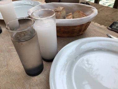 Özel Alkollü İçkili Rakılı Türk ve Yunan Geleneksel Yemek Masası. Uzo ve Türk Rakısı, Türkiye, Yunanistan, Kıbrıs ve Lübnan'da yaygın olarak tüketilen kuru anason aromalı bir aperatiftir.