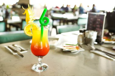 Lokantadaki masada alkol kokteyli.