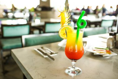 Lokantadaki masada alkol kokteyli.