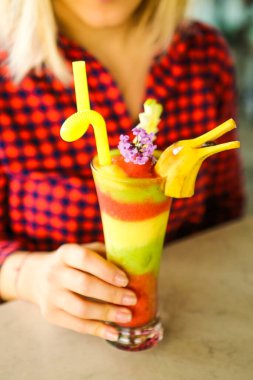 Lokantadaki masada alkol kokteyli.