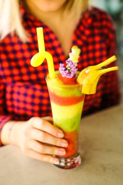 Lokantadaki masada alkol kokteyli.