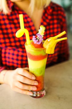 Lokantadaki masada alkol kokteyli.