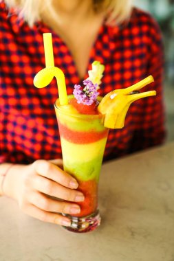 Lokantadaki masada alkol kokteyli.