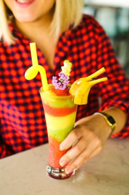 Lokantadaki masada alkol kokteyli.