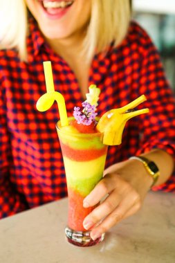 Lokantadaki masada alkol kokteyli.