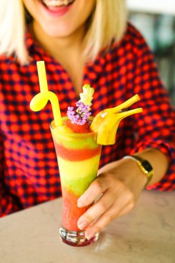 Lokantadaki masada alkol kokteyli.