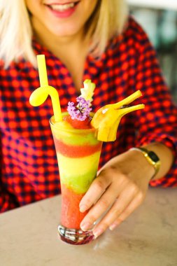 Lokantadaki masada alkol kokteyli.