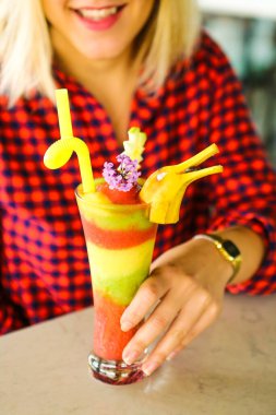 Lokantadaki masada alkol kokteyli.