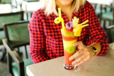 Lokantadaki masada alkol kokteyli.