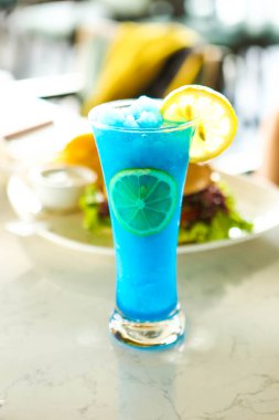 Lokantadaki masada alkol kokteyli.