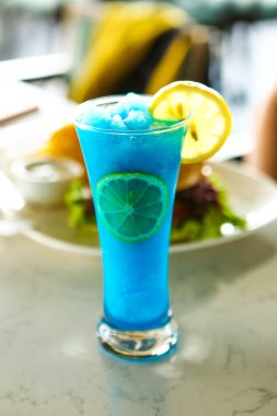 Lokantadaki masada alkol kokteyli.