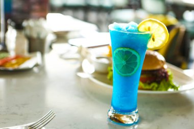 Lokantadaki masada alkol kokteyli.