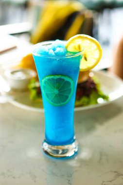 Lokantadaki masada alkol kokteyli.