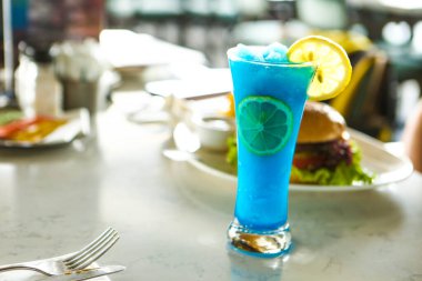 Lokantadaki masada alkol kokteyli.