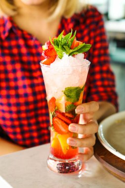 Lokantadaki masada alkol kokteyli.