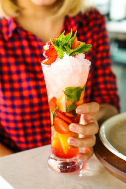 Lokantadaki masada alkol kokteyli.