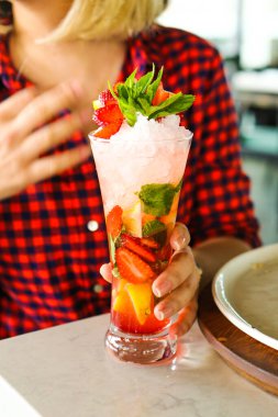 Lokantadaki masada alkol kokteyli.