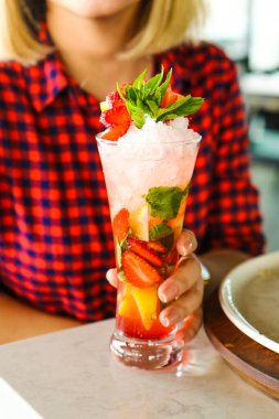 Lokantadaki masada alkol kokteyli.