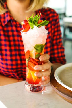 Lokantadaki masada alkol kokteyli.