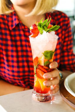 Lokantadaki masada alkol kokteyli.