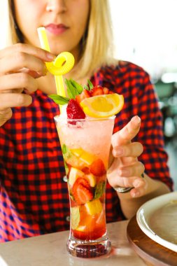 Lokantadaki masada alkol kokteyli.