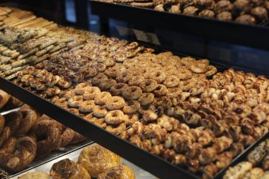 Bir grup çeşit kurabiye. Çikolata parçacıklı, yulaflı, kuru üzümlü, beyaz çikolatalı.