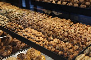 Bir grup çeşit kurabiye. Çikolata parçacıklı, yulaflı, kuru üzümlü, beyaz çikolatalı.