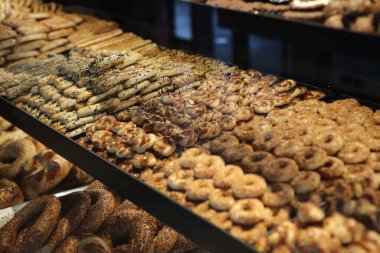 Bir grup çeşit kurabiye. Çikolata parçacıklı, yulaflı, kuru üzümlü, beyaz çikolatalı.