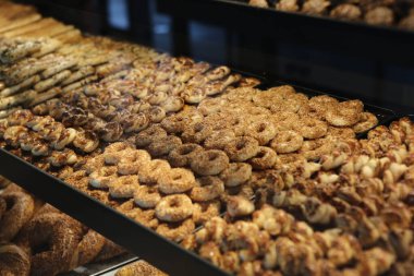 Bir grup çeşit kurabiye. Çikolata parçacıklı, yulaflı, kuru üzümlü, beyaz çikolatalı.