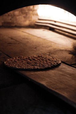 Bir restoranda, pide veya pide ekmeğinde fırında veya sobada pişiyor. Fırın ya da fırın konsepti resmi.