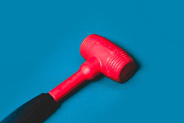 kırmızı ve siyah plastik çekiç